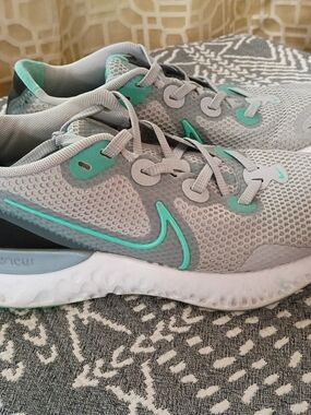 Nike Women’s Light Gray & Teal Athletic Running Shoes